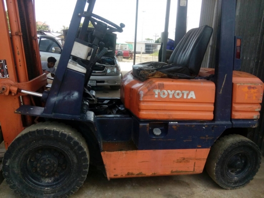รถยกโตโยต้ารุ่น 5 น้ำหนักยก 2 ตัน เสาสูง 3 เมตร เครื่องดีเซล เกียร์ธรรมดา