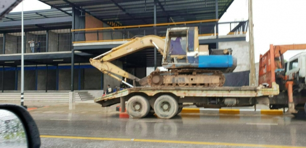 มี VDO ให้ชม.เหมา 2 รายการ ISUZU ROCKY 240 ติดเครน 3 ตันกับ KOMATSU PC100-3 ราคา 610000