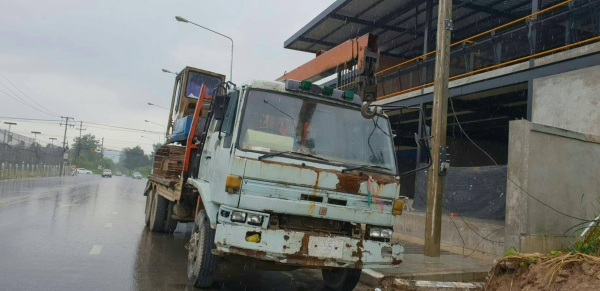 มี VDO ให้ชม.เหมา 2 รายการ ISUZU ROCKY 240 ติดเครน 3 ตันกับ KOMATSU PC100-3 ราคา 610000