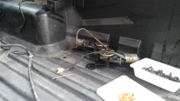 ขายฝาครอบกระบะหลัง Toyota Vigo 4 ประตู ปี 2005 สีบรอนซ์-ทอง รอยขีดข่วนบ้างนิดหน่อย ขายตามสภาพ)