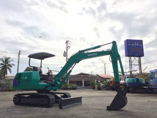 รถขุด Komatsu PC30R มือสอง นำเข้าจากญี่ปุ่น ทำสีใหม่ พร้อมใช้งาน