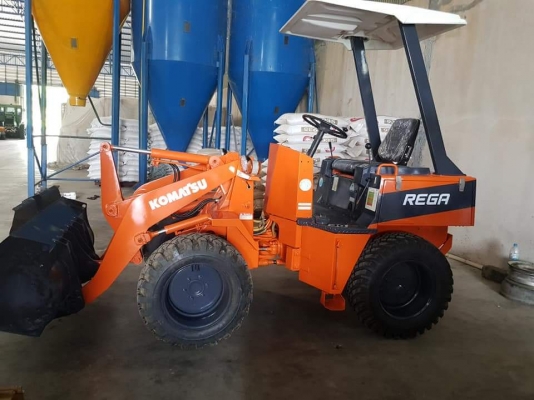 รถตักKOMATSU เก่าญี่ปุ่น ขนาดบุ้งกี้ 0.3คิว KOMATSU WA20 ระบบขับเคลื่อน4ล้อ ฟูลไทม์ ระบบเลี้ยวเอวหน้าสมบูรณ์ คล่องตัว ระบบเบรคหน้าหลังและมือ ระบบเกียร์เดินหน้าและหลัง3เกียร์ใช้งานได้ดี ราคา325,000บาท สนใจติดต่อ #KPGแทรคเตอร์ 081-8416818 ,083-4355829 รับรอ