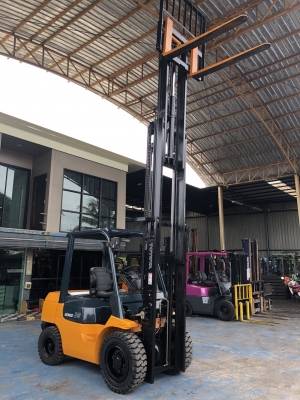 ขายรถฟอร์คลิฟท์มือสอง(นำเข้า)TOYOTA 7FD30(รถนอกนำเข้า) ขนาด 3 ตัน เสา4.5 เมตร(full free)