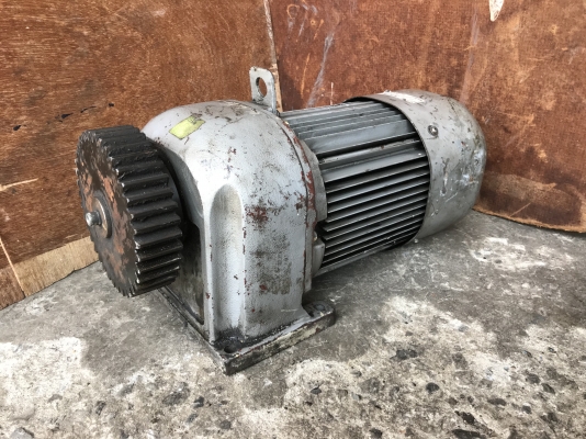 ขายมอเตอร์เกียร์ Mitsubishi 3HP. 380V อัตราทด 1:20 เพลาออกประมาณ 75 รอบต่อนาที มีระบบเบรคในตัว สภาพสวยมากเดิมๆ วิ่งนิ่ม พร้อมใช้งาน