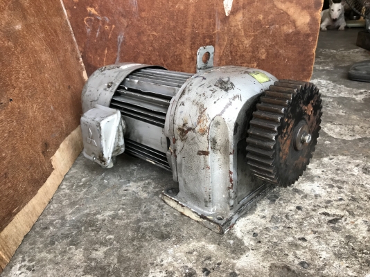 ขายมอเตอร์เกียร์ Mitsubishi 3HP. 380V อัตราทด 1:20 เพลาออกประมาณ 75 รอบต่อนาที มีระบบเบรคในตัว สภาพสวยมากเดิมๆ วิ่งนิ่ม พร้อมใช้งาน