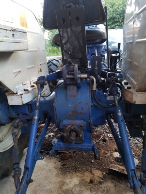 FORD 4 W/D  โฟรวิน พวงมาลัยเพาเวอร์ พร้อมดันหน้า  เครื่องเกียร์ดี รถพร้อมใช้งาน สนใจติดต่อสอบถาม 081-810-8927,087-841-9778