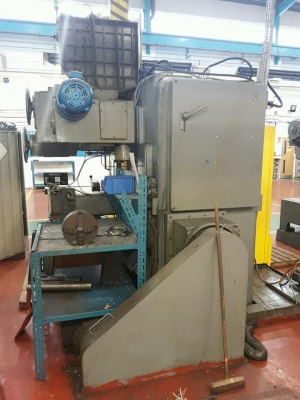 เครื่องกลึงตั้ง