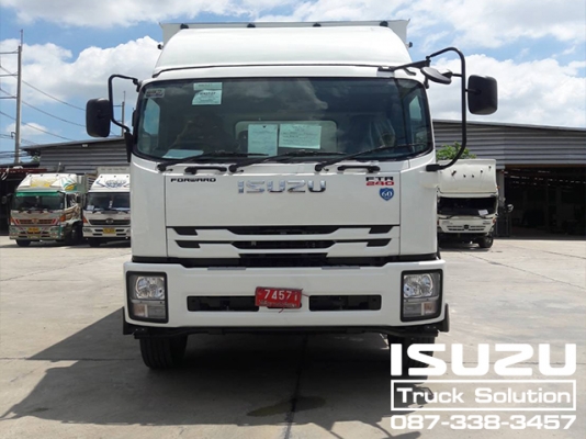 ISUZU รถบรรทุก 6 ล้อใหญ๋
