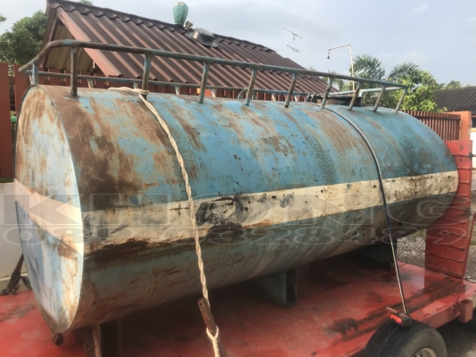 ขายด่วน ถัง4000ลิตร ไม่มีพุ มีขาตั้ง ขึ้นบนรถเอฟได้ ยาว2.70 กว้าง1.60 ถังรูปไข่ แข็งแรง ขาย 22000 บาท
