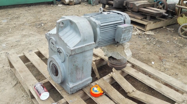 มอเตอร์เกียร์ของใหม่ SEW Eurodrive 7.5 HP ทด 1:25 (57rpm) 380V ของเก็บสแปใหม่