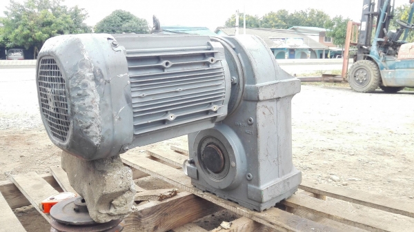 มอเตอร์เกียร์ของใหม่ SEW Eurodrive 7.5 HP ทด 1:25 (57rpm) 380V ของเก็บสแปใหม่