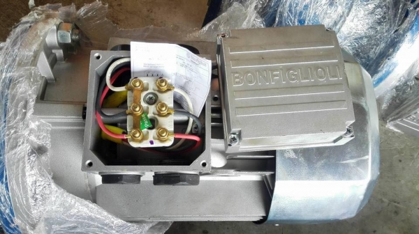 มอเตอร์เกียร์อิตาลี่ของใหม่ BONFIGLIOLI ITALY ขนาด 4 HP ทด 1:7 (410 rpm) 380V