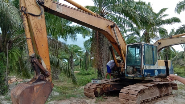 มี VDO ให้ชม.ขายเหมา 3 คันKOMATSU PC200-5 ราคา 1150000 มี VDO ให้ชม.ขายเหมา 3 คันKOMATSU PC200-5 ราคา 1150000