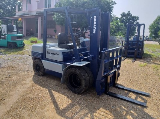 ขายรถยก KOMATSU FD30-11 เครื่องดีเซล 4D95 เสาสูง 3 เมตร งาเท ยกได้ 3 ตัน เกียร์ธรรมดา รถนอกนำเข้า มีเอกสารการนำเข้า ติดต่อ 098-7962549