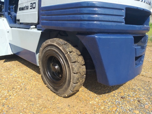 ขายรถยก KOMATSU FD30-11 เครื่องดีเซล 4D95 เสาสูง 3 เมตร งาเท ยกได้ 3 ตัน เกียร์ธรรมดา รถนอกนำเข้า มีเอกสารการนำเข้า ติดต่อ 098-7962549