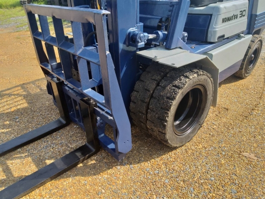 ขายรถยก KOMATSU FD30-11 เครื่องดีเซล 4D95 เสาสูง 3 เมตร งาเท ยกได้ 3 ตัน เกียร์ธรรมดา รถนอกนำเข้า มีเอกสารการนำเข้า ติดต่อ 098-7962549