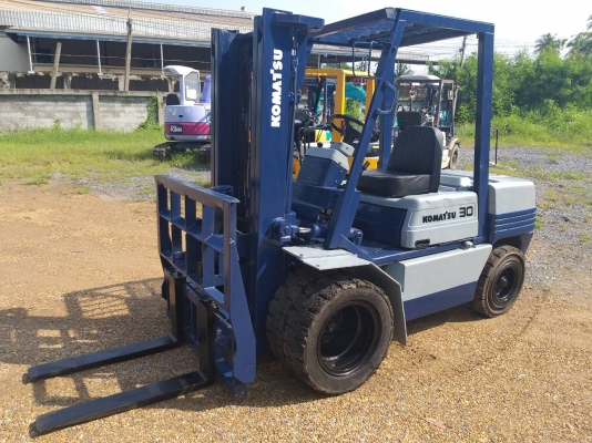 ขายรถยก KOMATSU FD30-11 เครื่องดีเซล 4D95 เสาสูง 3 เมตร งาเท ยกได้ 3 ตัน เกียร์ธรรมดา รถนอกนำเข้า มีเอกสารการนำเข้า ติดต่อ 098-7962549