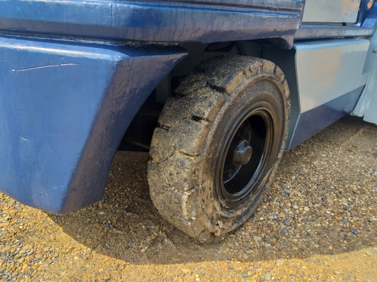 ขายรถยก KOMATSU FD30-11 เครื่องดีเซล 4D95 เสาสูง 3 เมตร งาเท ยกได้ 3 ตัน เกียร์ธรรมดา รถนอกนำเข้า มีเอกสารการนำเข้า ติดต่อ 098-7962549