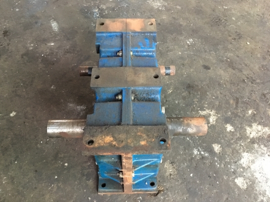 ชาย....เกียร์ทด 1ต่อ12 เพลาใช้งานออกสองข้าง ชาย....เกียร์ทด 1ต่อ12 เพลาใช้งานออกสองข้าง