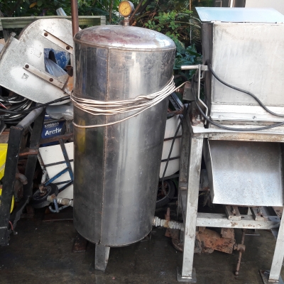 ขาย !! ถังน้ำสเตนเลต.ขนาด100กว่าลิตร..มีออโต้ ขาย !! ถังน้ำสเตนเลต.ขนาด100กว่าลิตร..มีออโต้