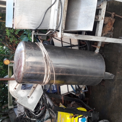 ขาย !! ถังน้ำสเตนเลต.ขนาด100กว่าลิตร..มีออโต้