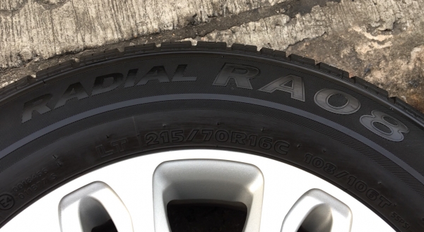 ล้อแม็ก ฮุนได H1 ขอบ 16 พร้อมยาง 215-70-16 Hankook ปลายปี 12 แม็กเดิม สภาพดี