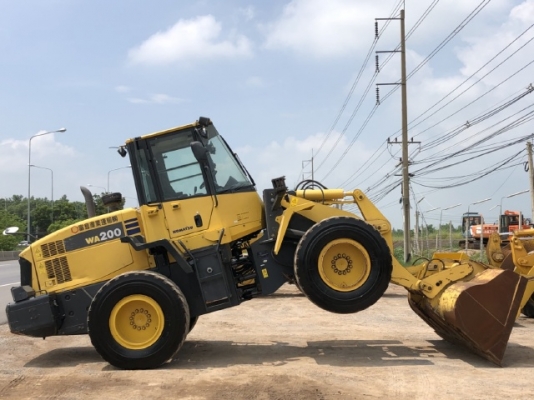 ขายรถตักล้อยาง KOMATSU WA200-6 รถนอกนำเข้าเองจากญี่ปุ่น สภาพสวยพร้อมใช้ มีVDOการทำงานครับ