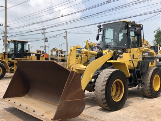 ขายรถตักล้อยาง KOMATSU WA200-6 รถนอกนำเข้าเองจากญี่ปุ่น สภาพสวยพร้อมใช้ มีVDOการทำงานครับ