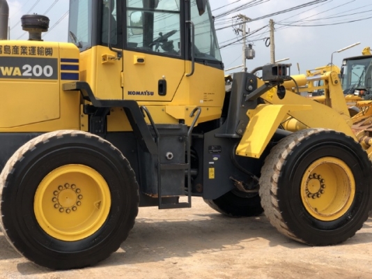 ขายรถตักล้อยาง KOMATSU WA200-6 รถนอกนำเข้าเองจากญี่ปุ่น สภาพสวยพร้อมใช้ มีVDOการทำงานครับ