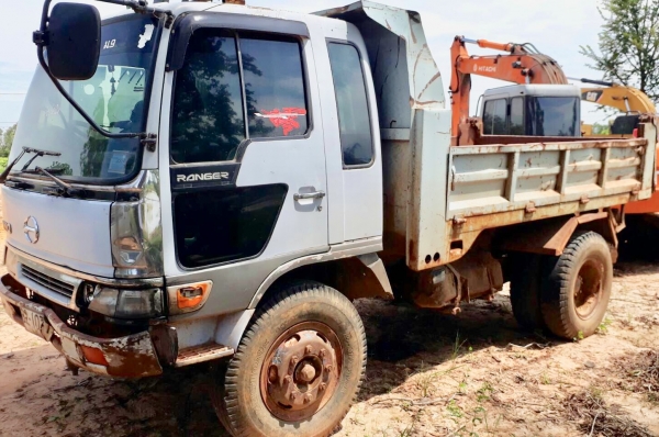 HINO KL 175 HP เครื่อง JO7C หกล้อดั๊มพ์ ยาง 9.00 ขอบ 20 รถพร้อมใช้งานได้เลยครับ พวงมาลัยเพาเวอร์ เบร