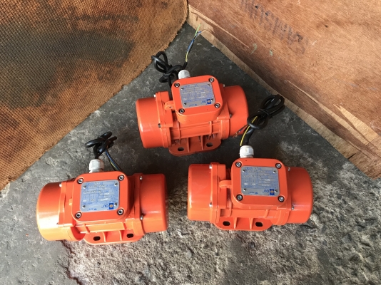 ขายมอเตอร์สั่น-เขย่า OLI Vibrators USA. 0.18KW. 380V ของใหม่เก่าเก็บ ไม่เคยใช้งาน มี 3ตัวครับ ราคาตัวละ 3,000 บาท