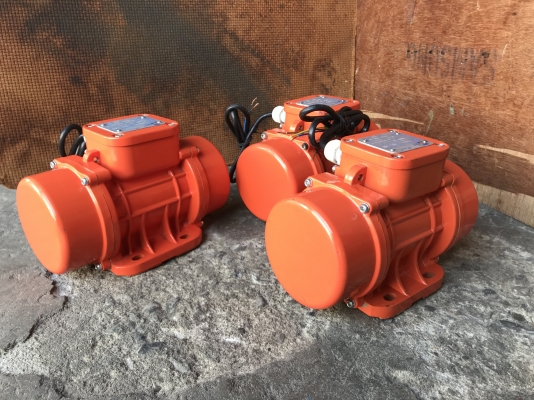 ขายมอเตอร์สั่น-เขย่า OLI Vibrators USA. 0.18KW. 380V ของใหม่เก่าเก็บ ไม่เคยใช้งาน มี 3ตัวครับ ราคาตัวละ 3,000 บาท