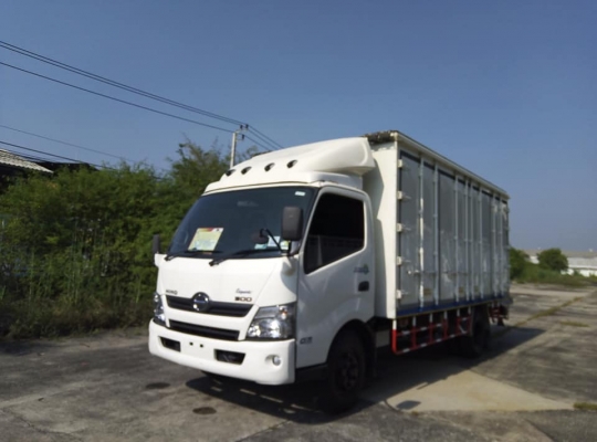 ขายครับ HINO EXPORT 300 ปี 2556/150 แรง เทอร์โบ ตู้แห้ง10 บาน ยาว 5 ม. ยาง 7.50 R16 สภาพนางฟ้า สวยทั้งภายใน+ตู้ เครื่องดี รถเดิมๆ สนใจสอบถามเพิ่มเติมได้ที่ 081-4825911 คุณพิมพ์ใจ 086-3075992 คุณรุ่ง 061-7184111 คุณตั๊ก