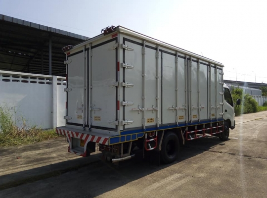 ขายครับ HINO EXPORT 300 ปี 2556/150 แรง เทอร์โบ ตู้แห้ง10 บาน ยาว 5 ม. ยาง 7.50 R16 สภาพนางฟ้า สวยทั้งภายใน+ตู้ เครื่องดี รถเดิมๆ สนใจสอบถามเพิ่มเติมได้ที่ 081-4825911 คุณพิมพ์ใจ 086-3075992 คุณรุ่ง 061-7184111 คุณตั๊ก