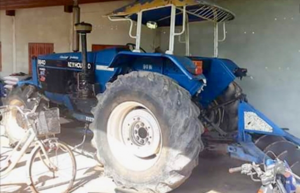 FORD 6640 - 2 เพลา สวยจัดพร้อมใช้งาน อุปกรณ์ครบพร้อม ใบดันหน้า ผานพรวน 6 ช่วงล่างแน่นเต็ม เอกสารทะเบียนเต็มพร้อมโอน ราคาต่อรองได้ครับ