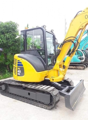 ขายจ้า..KOMATSU  PC40MR-2  เก่านอกแท้  สภาพสวย  เครื่องปั๊มแห้ง...พร้อมใช้..โทร 089-3818694  จ๊อย