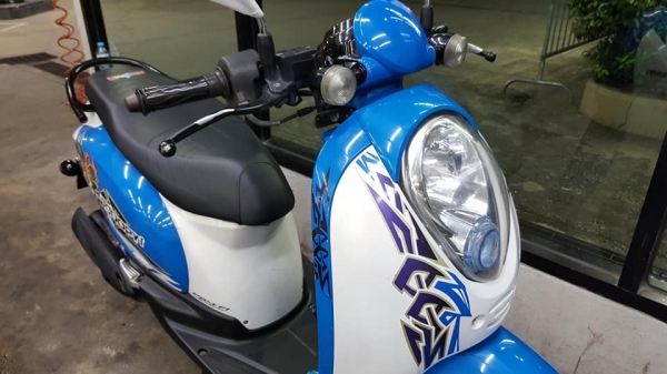 ขออนุญาตขาย HONDA SCOOPY 110-i NEW สีขาวมุกฟ้า รถพร้อมใช้งาน ระบบหัวฉีด PGM-Fi ประหยัดน้ำมันสุดๆ สตา