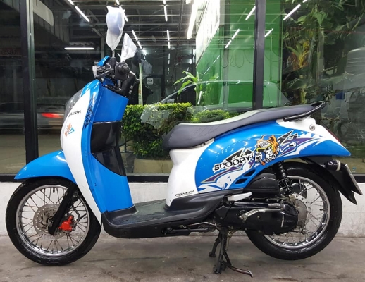 ขออนุญาตขาย HONDA SCOOPY 110-i NEW สีขาวมุกฟ้า รถพร้อมใช้งาน ระบบหัวฉีด PGM-Fi ประหยัดน้ำมันสุดๆ สตา