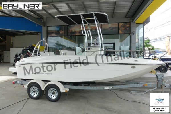 เรือตกปลารุ่น 2018 Bayliner F18 แบบ Center Console พื้นที่กว้างขวางเดินได้รอบลำ
