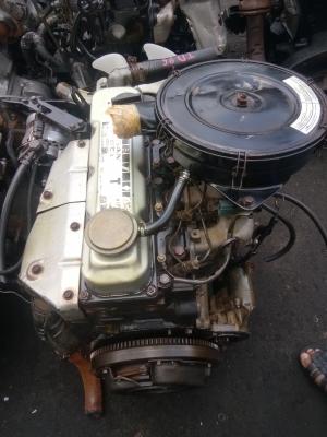 เครื่องยนต์ นิสสันTD25 สวยๆไม่มีไอ รับประกัน