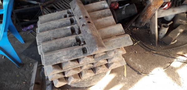 ขายใบแทร็กรถแทร็กเตอร์ KOMATSU ใบ70 ใบละ600 มี40 ใบ