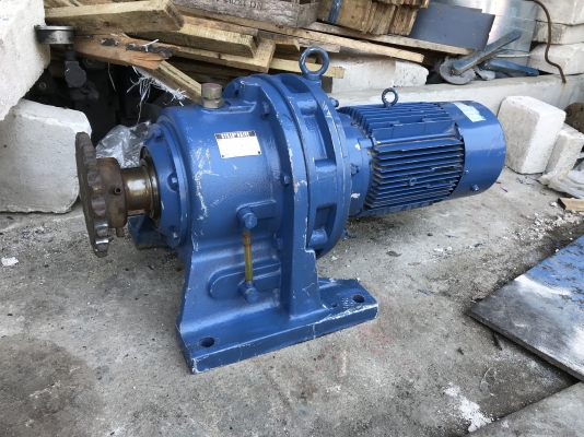 ขายมอเตอร์เกียร์ Cycro drive Sumitomo 5HP. 380V อัตราทด 1:121 มีระบบเบรคในตัว เพลาออกประมาณ 12รอบต่อนาทีแรงบิดเยอะ สภาพสวยมาก หมุนนิ่ม พร้อมใช้งาน