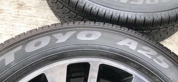 ล้อแม็กป้ายแดง Nissan Navara Caliber NP300 Black Edition ขอบ 18 พร้อมยางป้ายแดง 255-60-18 Toyo ปี 18 แม็กสวยกริ๊บ ดอกเต็ม มีตุ่ม