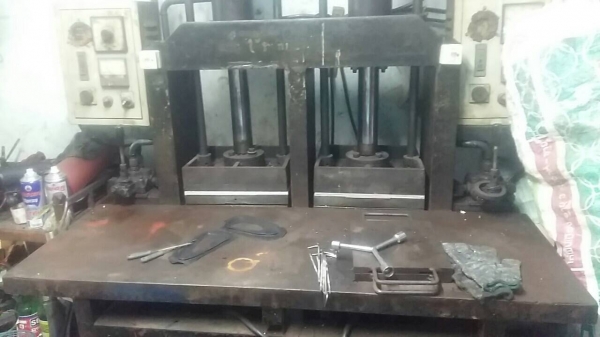 ขายเครื่องอัดยาง2หัวหน้าโต๊ะ11นิ้วพร้อมใช้