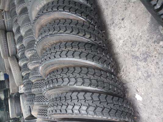 ยางอัดเย็น11R22.5สำหรับรถบรรทุกราคา3100