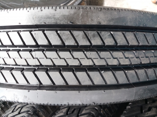 ยางอัดเย็น11R22.5สำหรับรถบรรทุกราคา3100