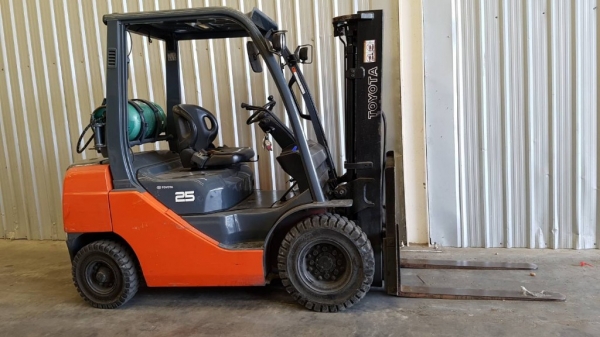 ขายรถยกโฟล์คลิฟท์ Toyota 8FG25 ยกสูง 3 ม. เสาเข้าตู้ ติดตั้งไซด์ชิฟ ตามสภาพ ( ด่วน )