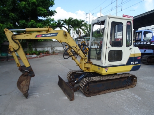 รถขุด Komatsu PC20-2 ตู้เก๋ง