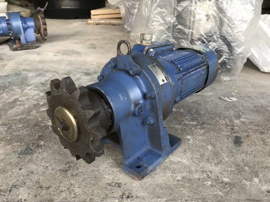 ขายมอเตอร์เกียร์ Cycro drive Sumitomo 0.2Kw. 380V อัตราทด 1:273 made in Japan เพลาออกประมาณ 5รอบต่อนาที รอบช้าแรงบิดเยอะ มีระบบเบรคในตัว สภาพสวยมาก หมุนนิ่ม พร้อมใช้งาน