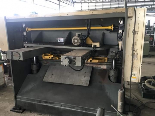 ขายเครื่องตัดไฮดรอลิค ยาว 1,300 มม ตัดหนา 6 มม ราคาเบาๆๆคับ